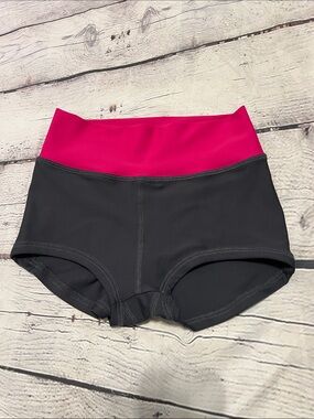 FIVE YXL High-Waist booty Shorts in gray with hot Pink Waistband